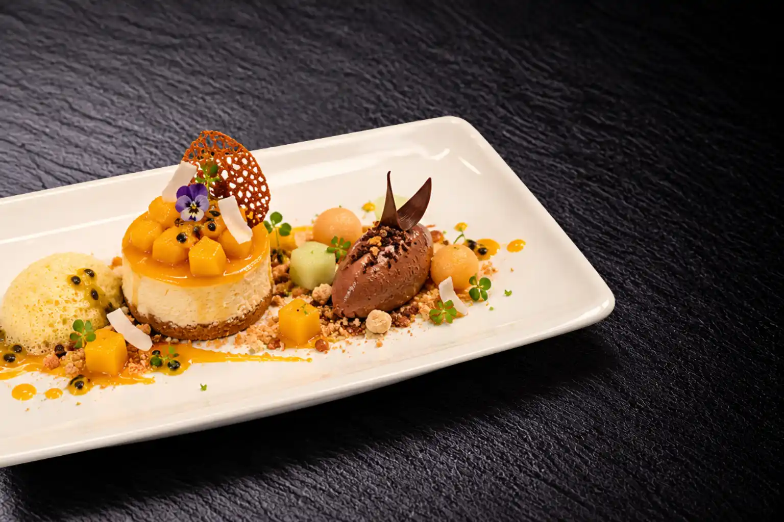 Hawaiianischer Cheesecake mit Mangoragout